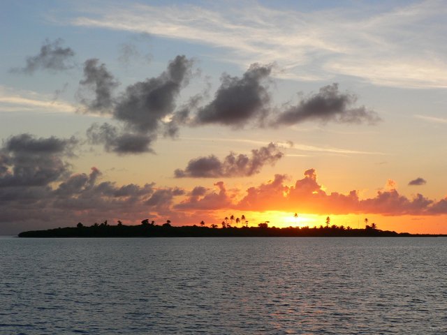 64- Coucher de soleil sur le motu Aveu 